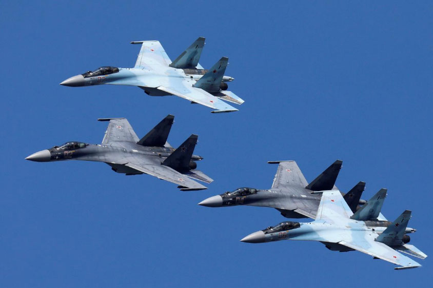 Ilustrasi: Jet tempur Sukhoi Su-35 dari tim aerobatik "Sokoly Rossii" (Falcons of Russia) terbang dalam formasi selama latihan untuk pertunjukan udara di Krasnoyarsk, Rusia 1 Agustus 2019 lalu. (Foto: Reuters)