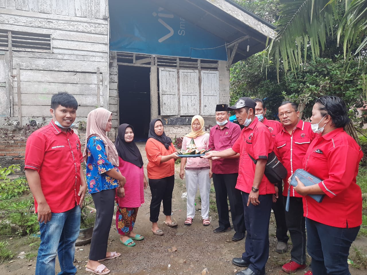 Banteng Labura Bagikan Tumpeng Dan Beras Di HUT Ke 48 PDI Perjuangan Ajak Rakyat Ikut Bahagia  