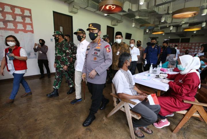 Kapolri Pastikan Vaksinasi Buruh Dipercepat Hingga Akhir Agustus