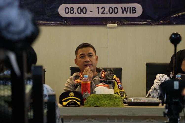 Hadir dalam Gelaran HUT PGRI, Kapolres Pasuruan Didaulat Isi Materi