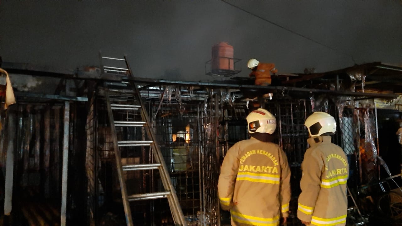 Karena Arus Pendek, Sebuah Rumah di Jakarta Barat Hangus Terbakar